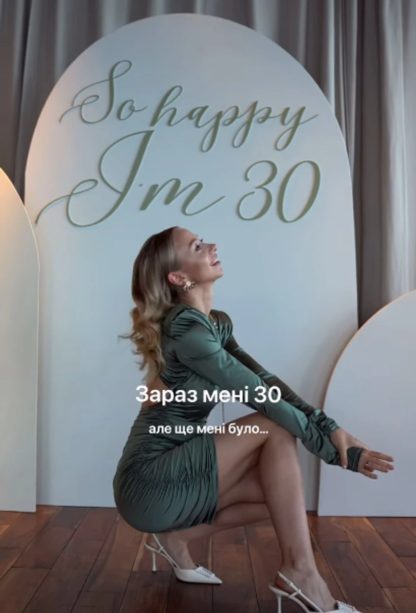 Дружина Павліка присіла у мінісукні з розрізом на спині