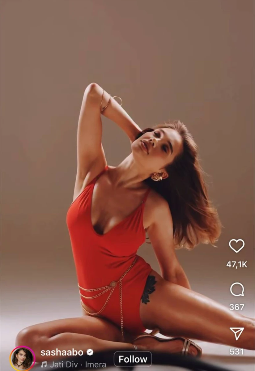 Саша Бо на підборах та в купальнику