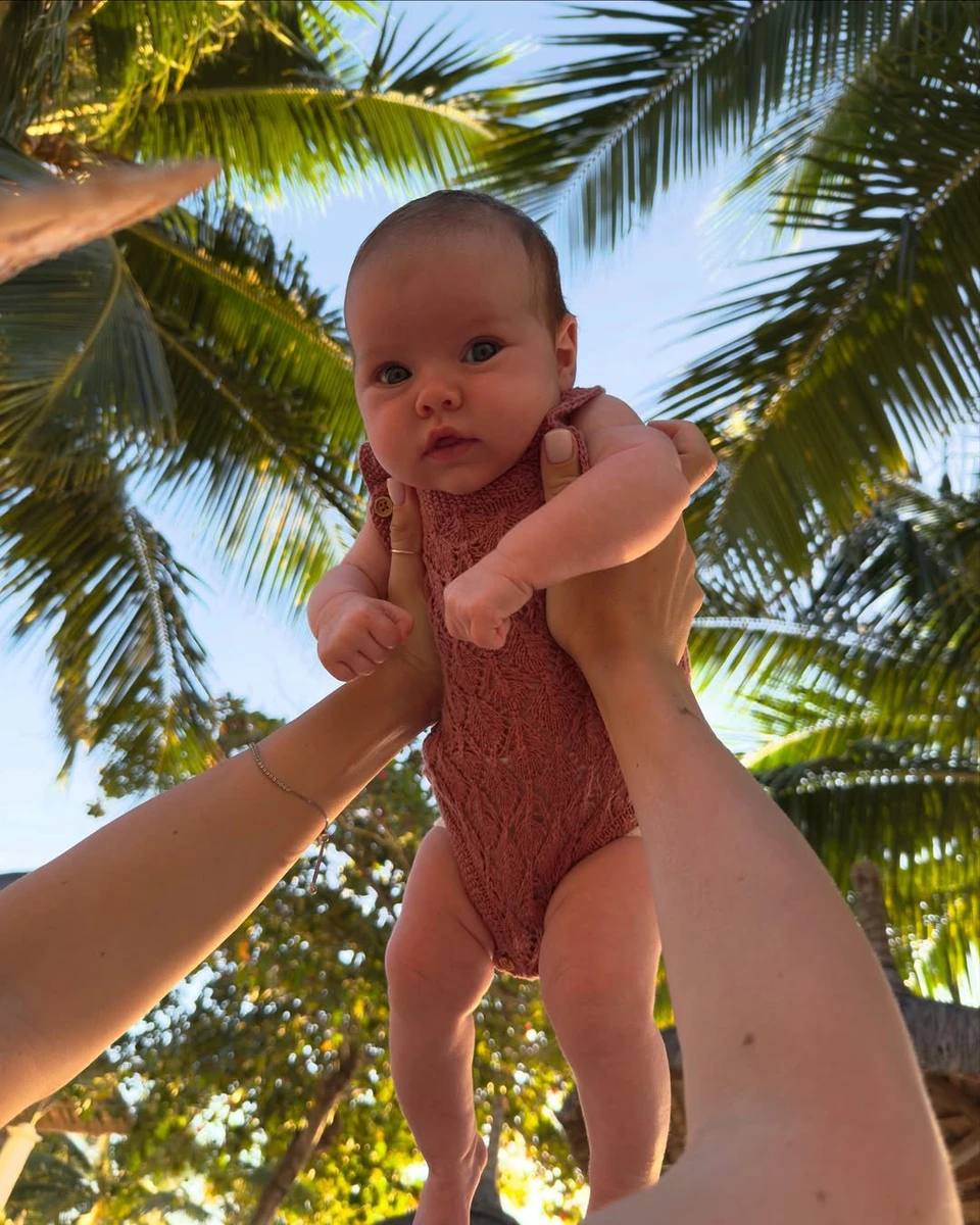 Таня Пренткович показала 2-місячну доньку під пальмами