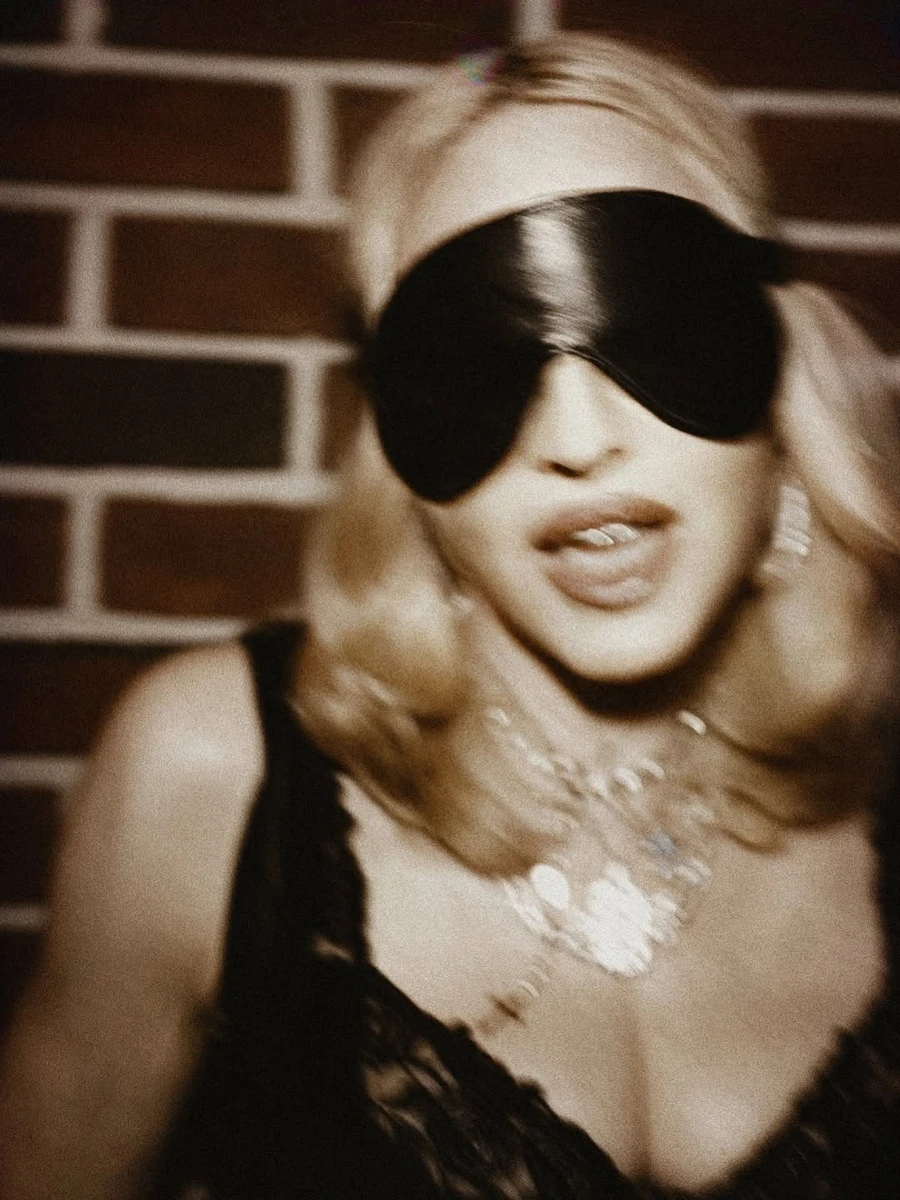 Мадонна наробила еротичних фото в стилі БДСМ