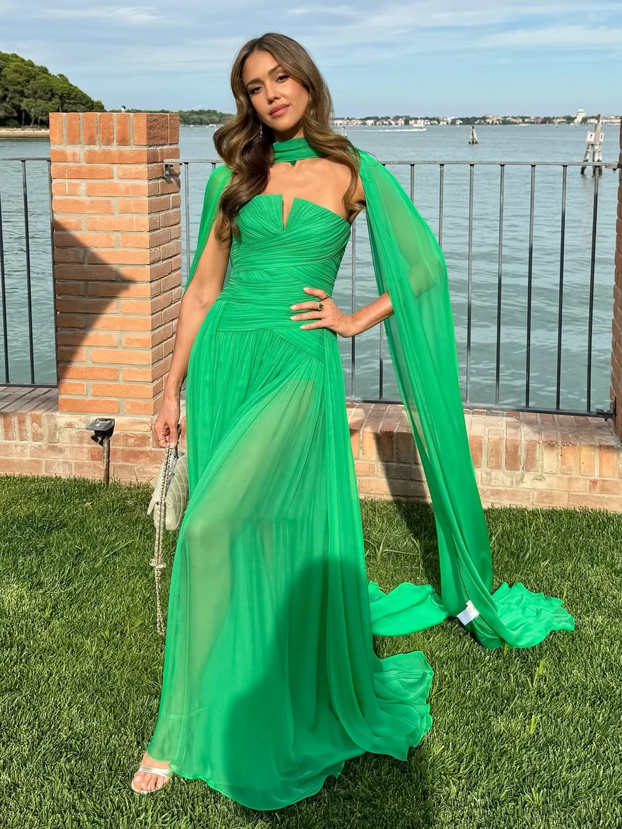 Джессіка Альба у шифоновій сукні показалася на весіллі Безоса