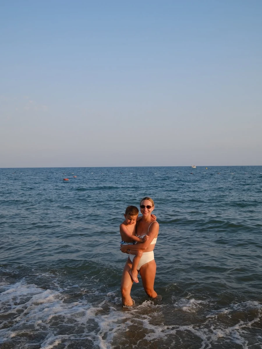 Катерина Репяхова у купальнику з сином на руках розважилася на пляжі