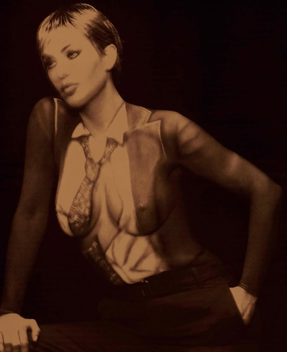 Кім Кардашян показалася в глянці зі спокусливим бодіартом