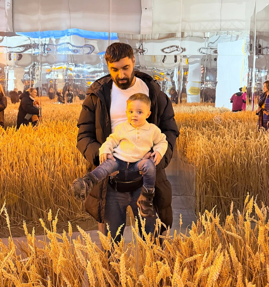 Віталій Козловський зазнімкувався з сином серед колосків