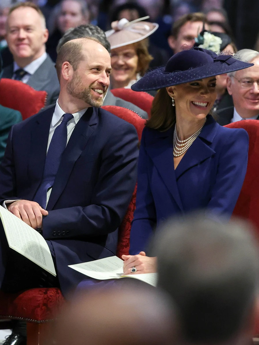 Кейт Міддлтон і принц Вільям в ошатних луках попозували на службі