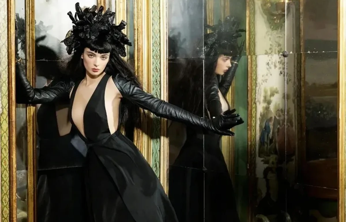 Дева Кассель приміряла чорні луки для фотосету