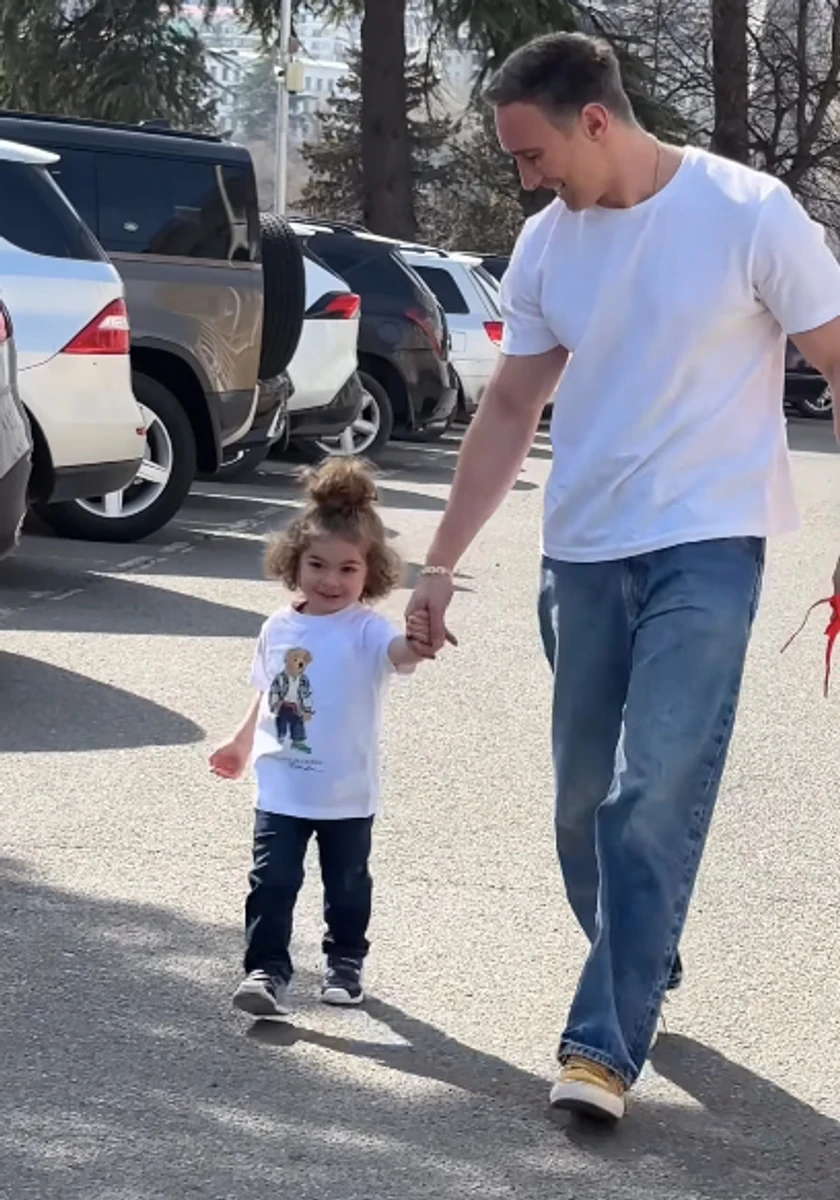 Іраклі Макацарія показався на прогулянці із сином