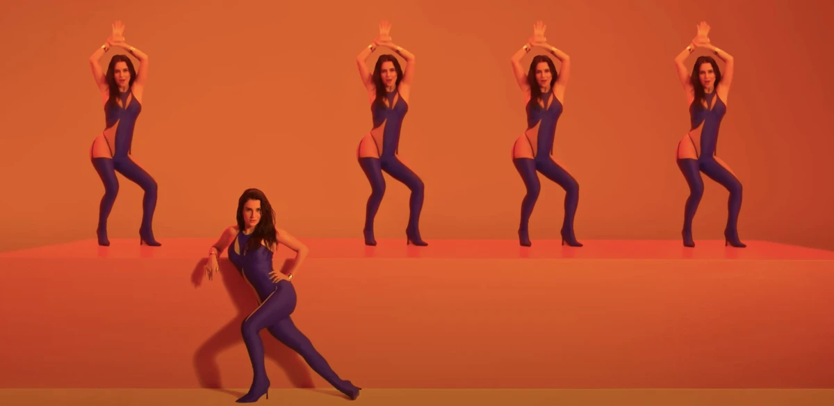 Трінчер потанцювала з голими стегнами для кліпу Зірочка палай