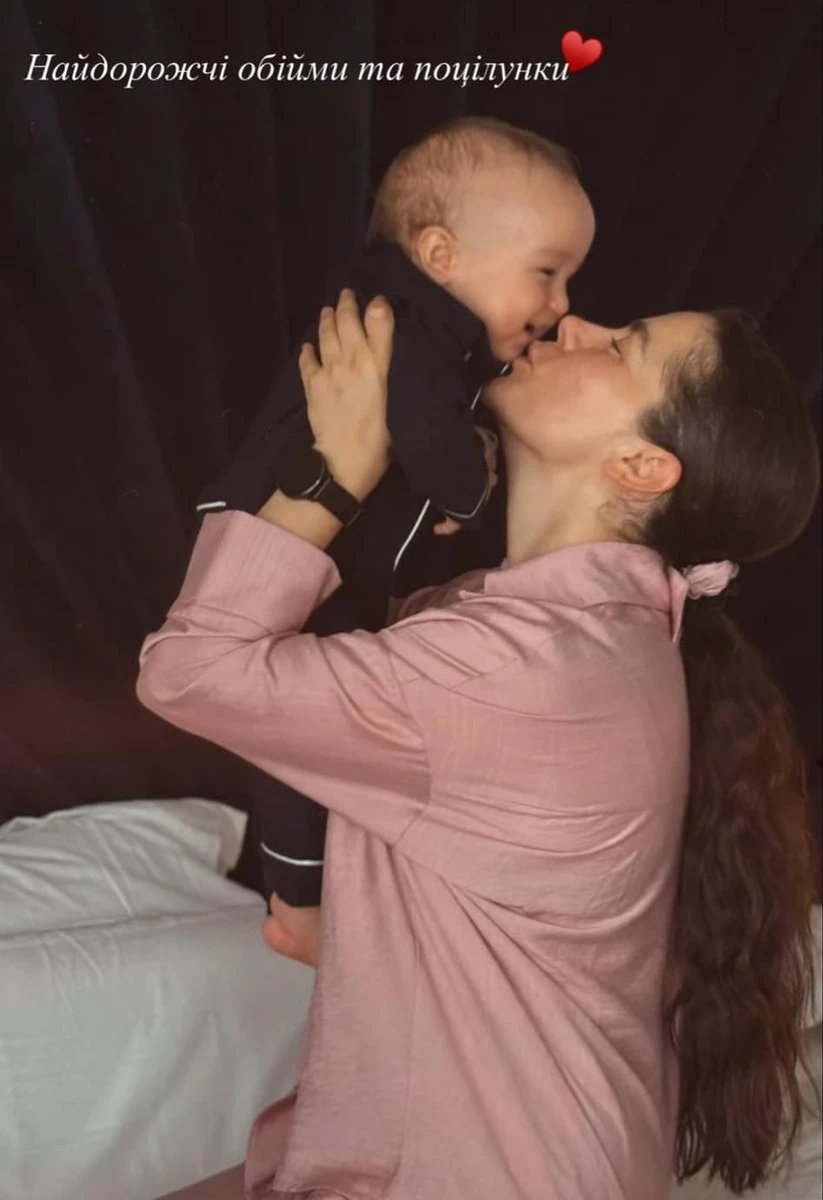 Іванна Онуфрійчук цілує синочка