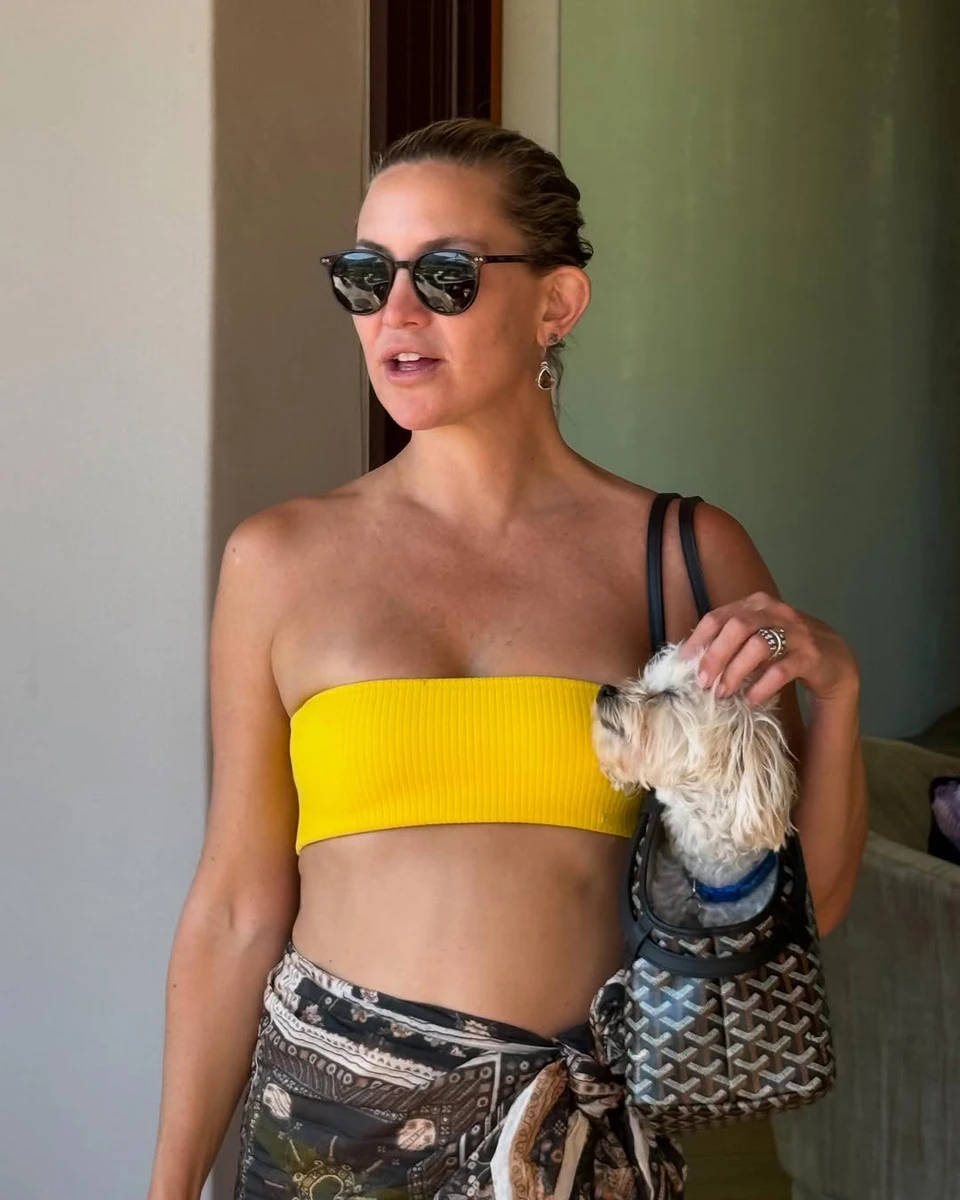 Кейт Хадсон показалася в топі з голим животом