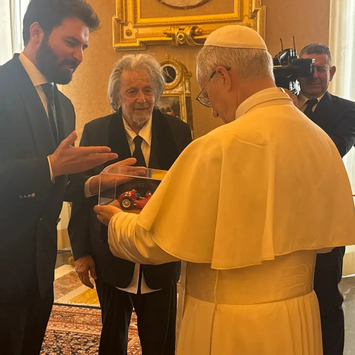 Папі Леву вручили символічний презент - Maserati