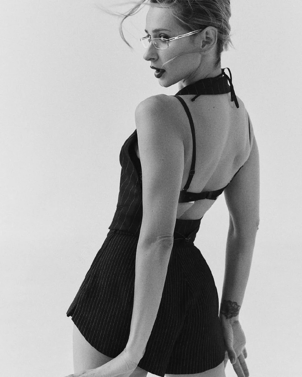 Таяна оголила спину