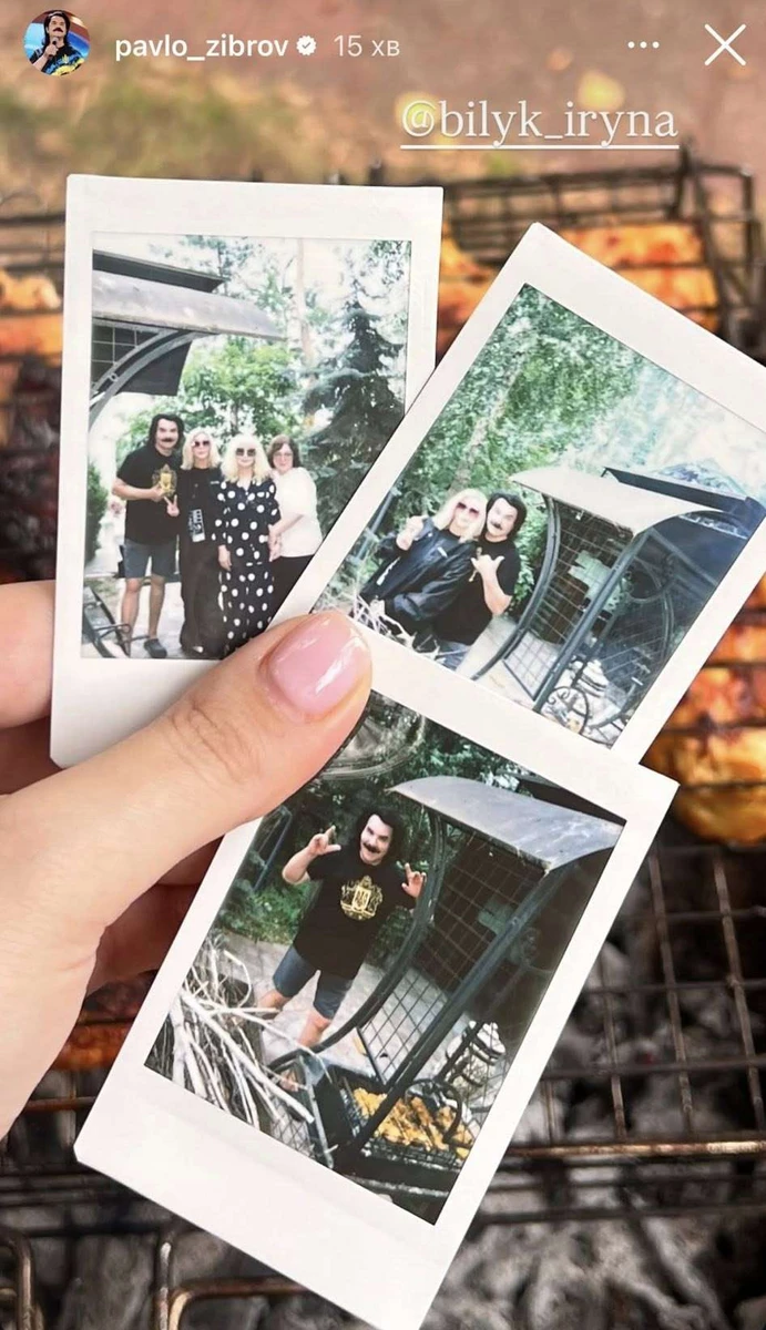 На згадку про приємний день компанія наробила фото 