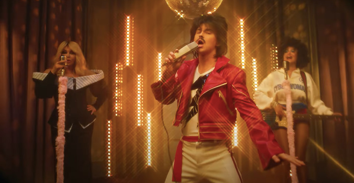 Артем Пивоваров з вусами потанцював у стилі диско в кліпі з Білик