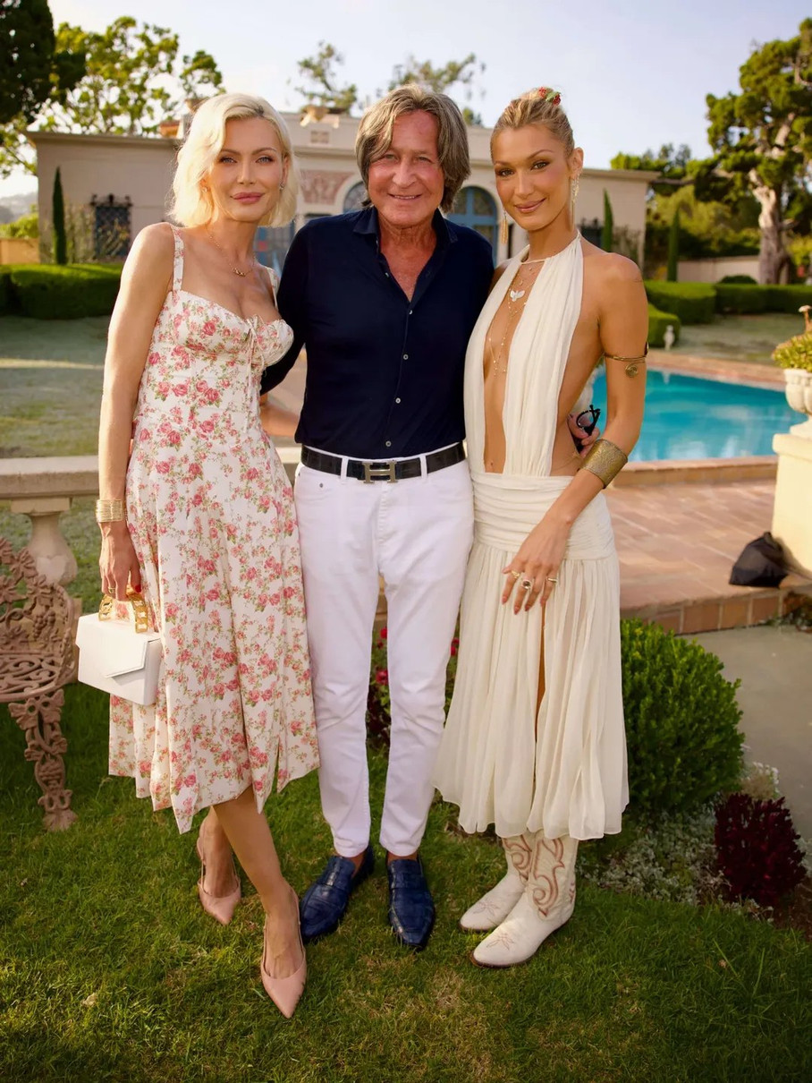 Белла Хадід з глибоким декольте попозувала біля батька на заході