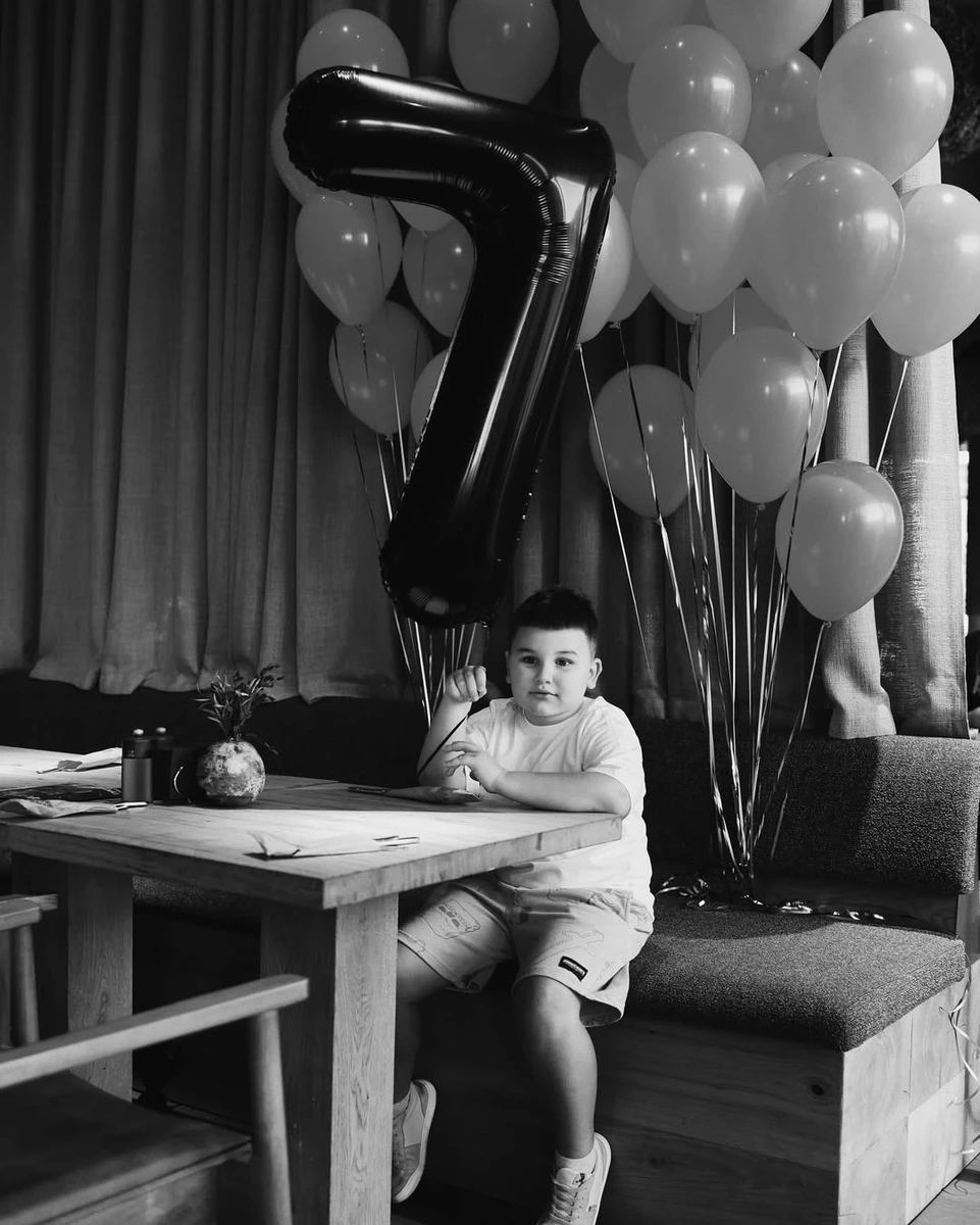 Саша Бо наробила святкових фото свого сина на його 7-річчі