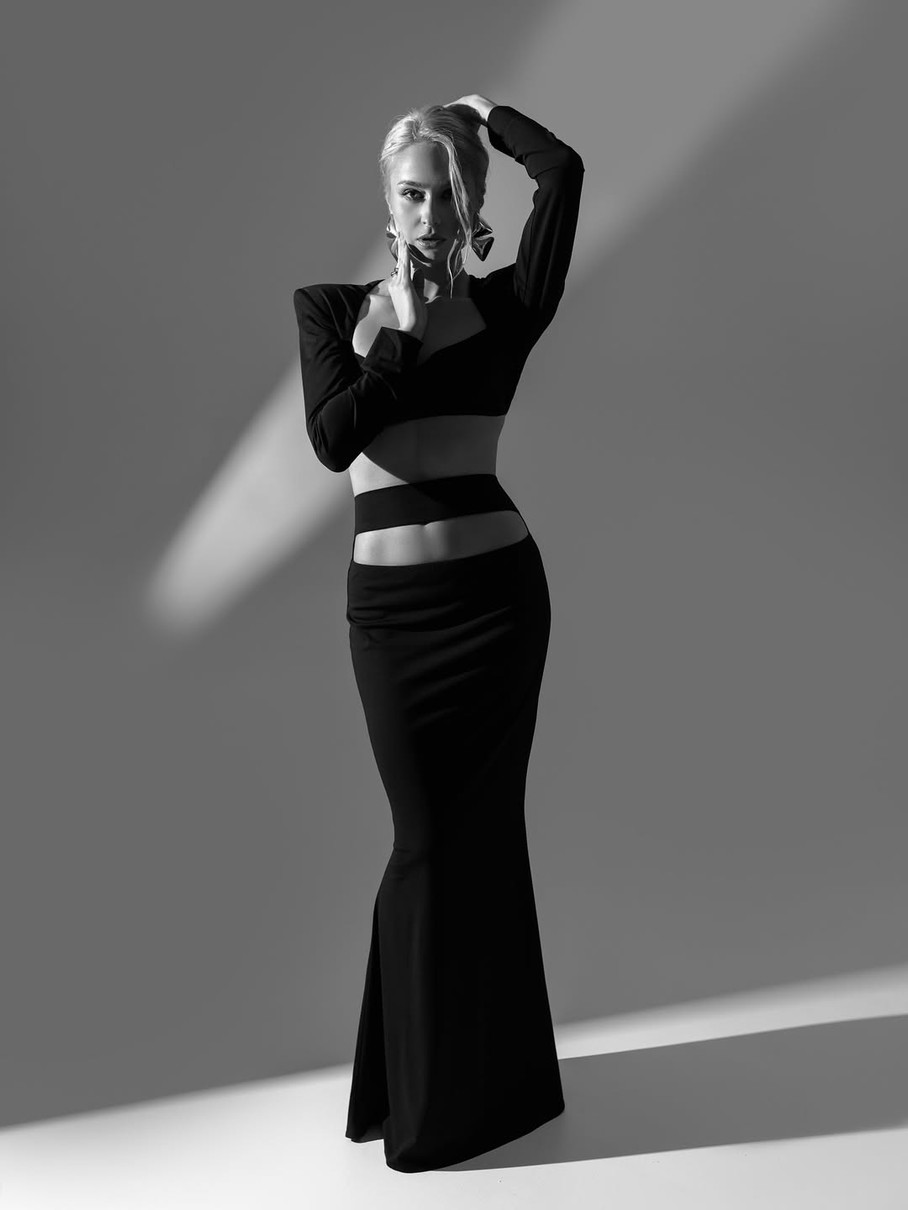 Настя Цимбалару наробила фото у стильній сукні