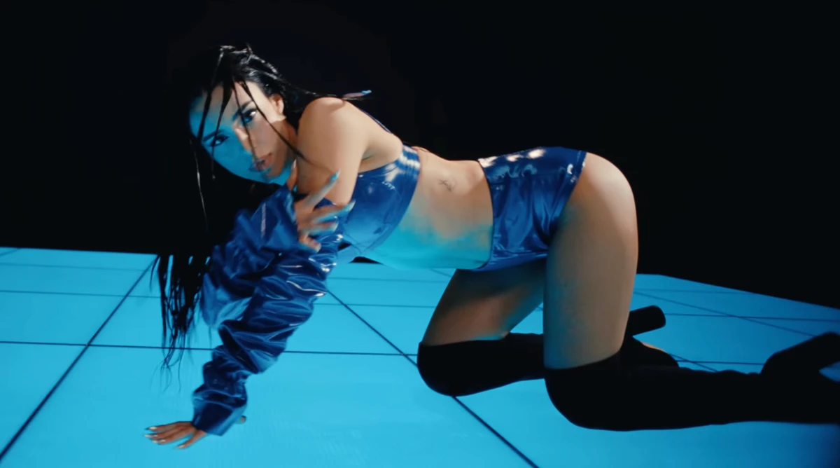 Анна Трінчер у шортах і ліфі повигиналася на підлозі в кліпі