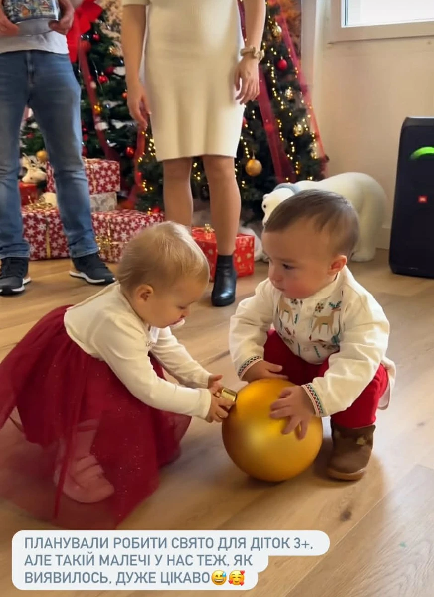 Адам познайомився з дівчинкою, яка забрала в нього кульку, і засмутився, але батьки дівчинки швидко повернули іграшку хлопцю 