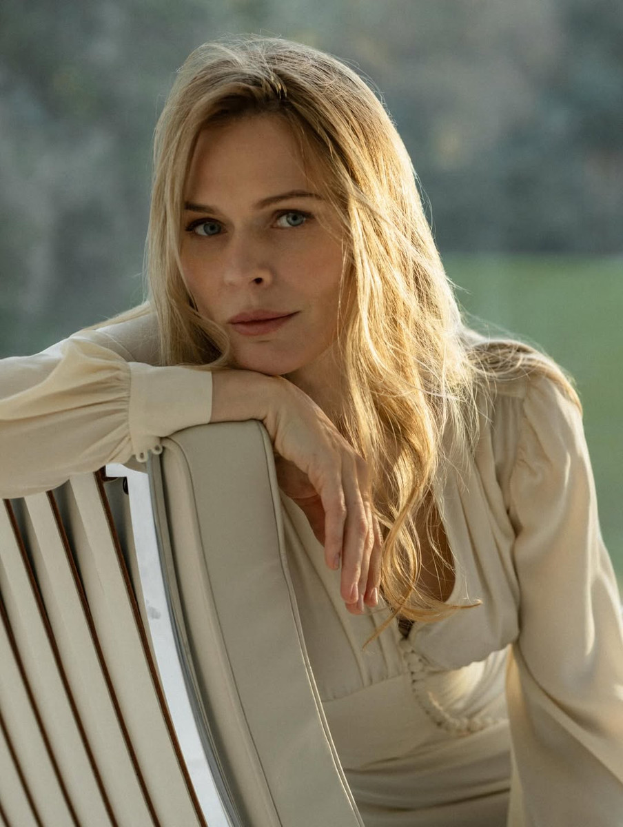 Оля Фреймут наробила ніжних фото у кремовій сукні