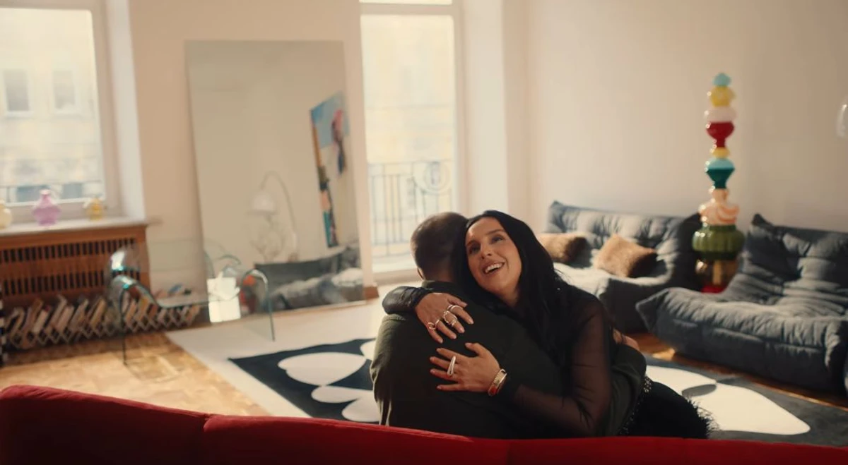 Джамала обіймає  коханого