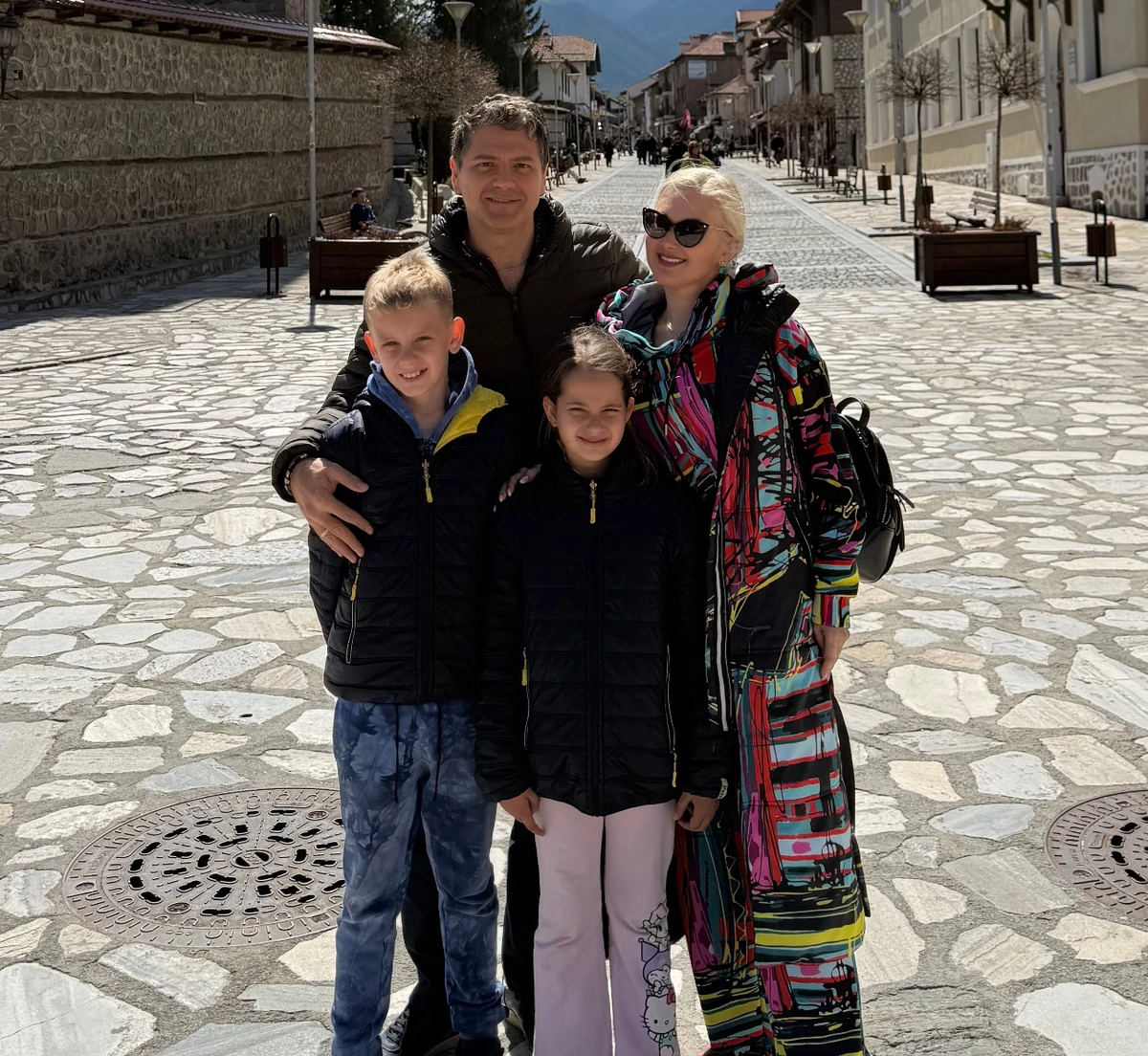 Катерина Бужинська попозувала з чоловіком і дітьми