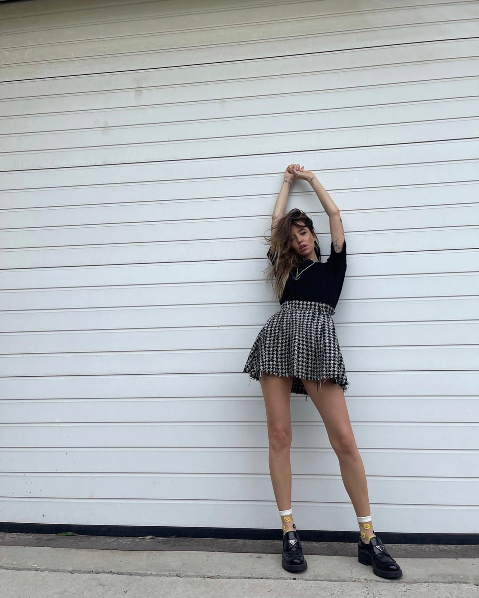 Надя та її довгі ноги полюбляють позувати в міні