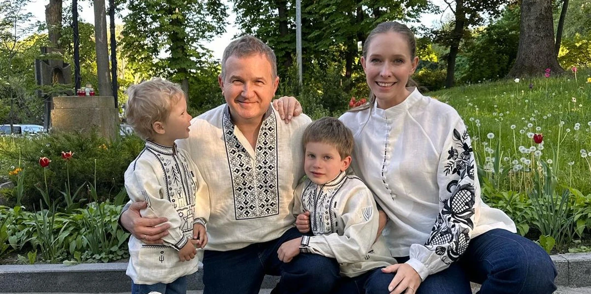 Горбунов з дітьми і Осадчою у вишиванках