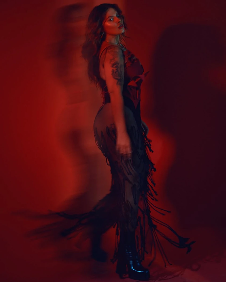 Заріцька з Kazka зачарувала гарячими фото у чорному боді та корсеті