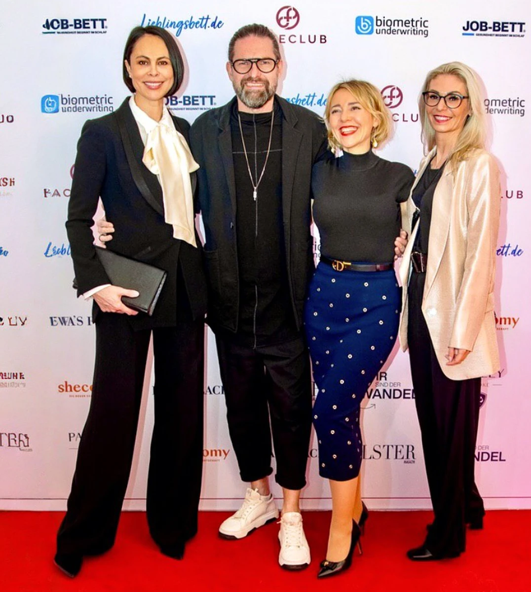 Наталія Єгорова в елегантному костюмі з'явилася на вечірці