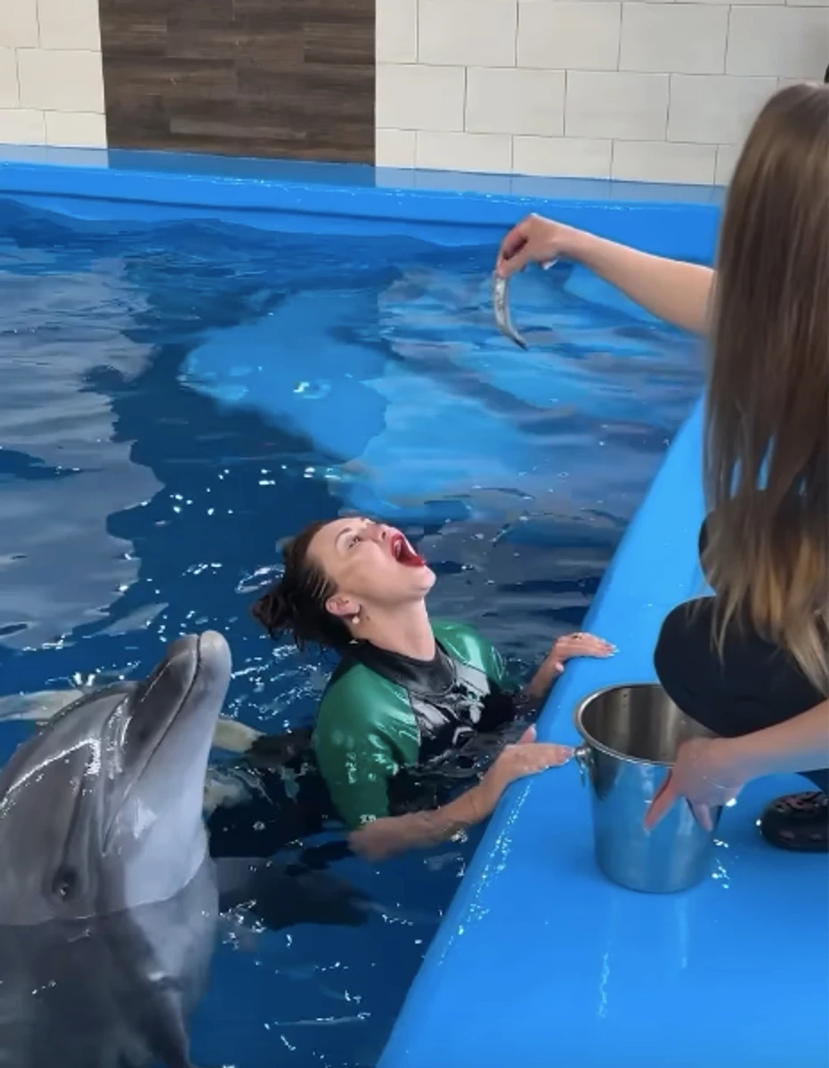 Анна Саліванчук погралась у басейні з дельфіном
