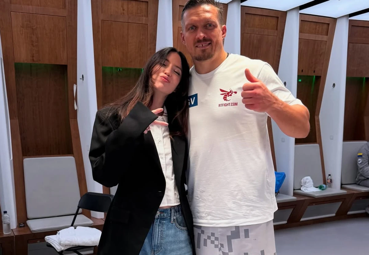 Надя Дорофєєва з Усиком позує для фото