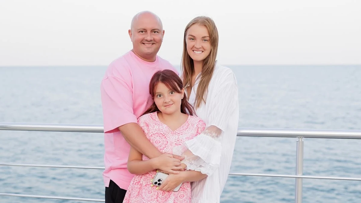 Юрій Ткач попозував з дружиною та донькою на тлі моря