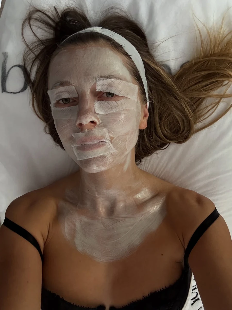 KOLA (співачка Кола) заселфилася на косметологічних процедурах