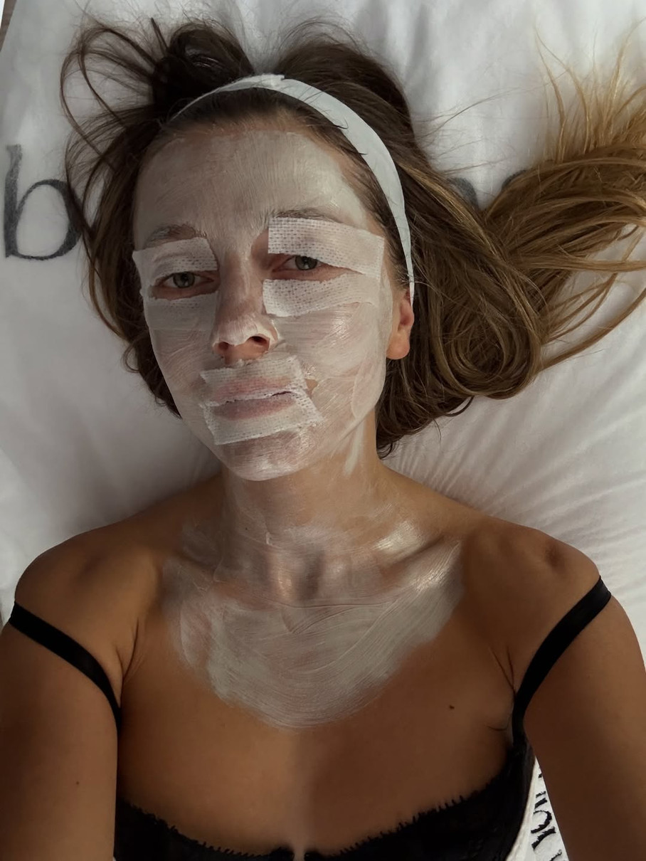 KOLA (співачка Кола) заселфилася на косметологічних процедурах