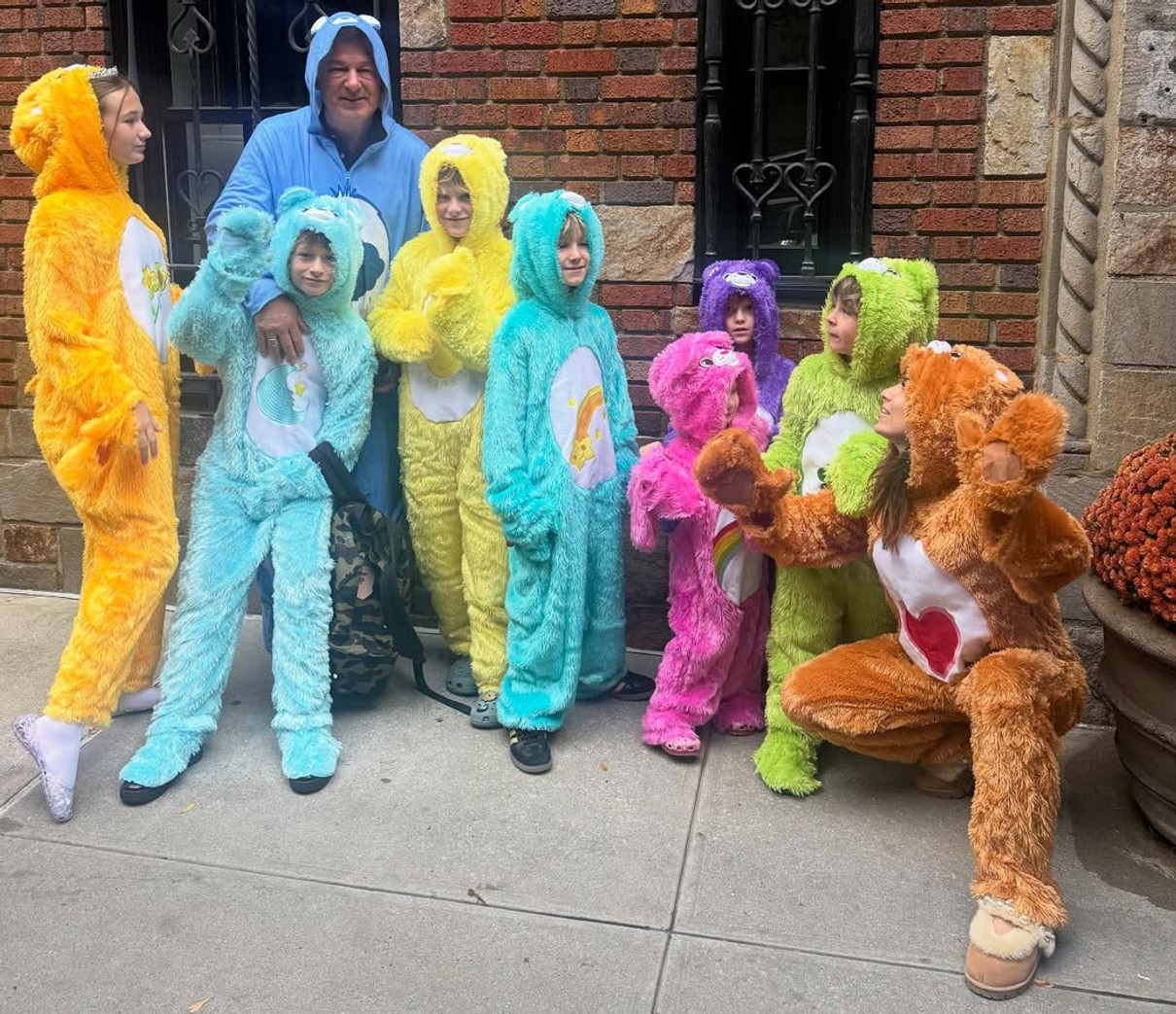 Алек Болдуїн у кольоровому костюмі побавився з дітьми і дружиною на Геловін