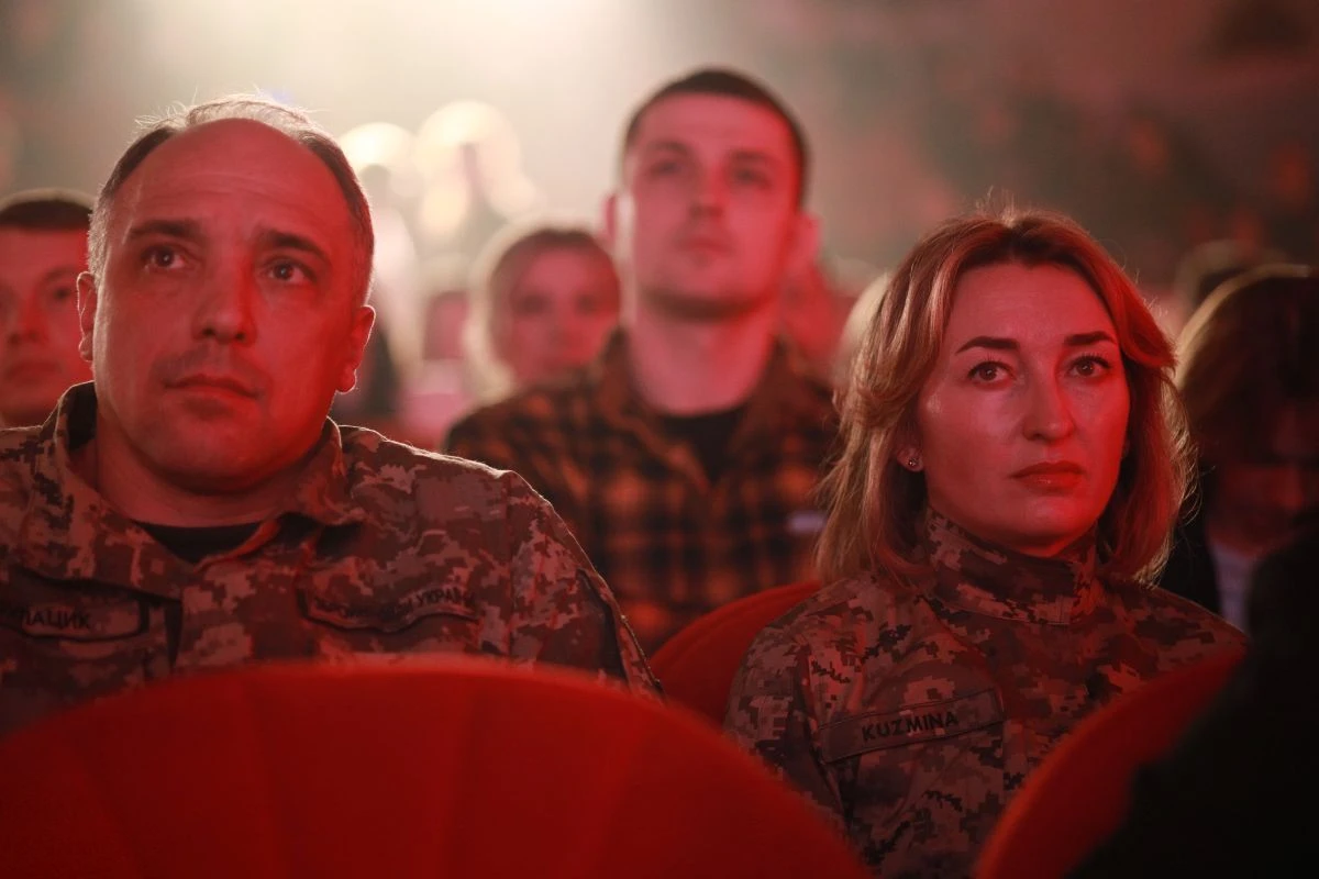 Військовослужбовиця зенітного ракетного дивізіону, старший лейтенант Вікторія Кузьміна - одна з сотні лідерів УП100 цього року, як і командир 7-ої бригади тактичної авіації імені Петра Франка, полковник, Герой України Євген Булацик 