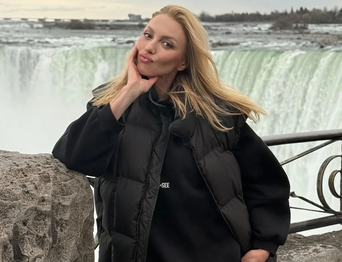 Оля Полякова позує для фото