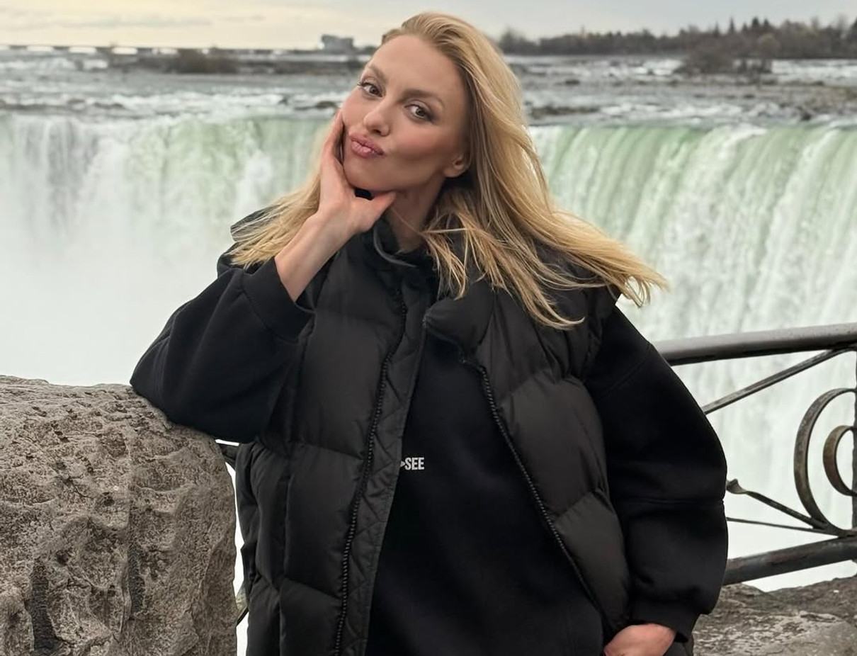 Оля Полякова позує для фото