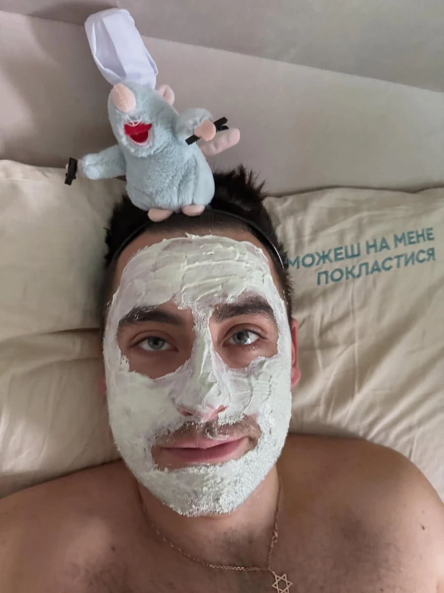 Дружина Фіми Константиновського показала його з маскою на обличчі