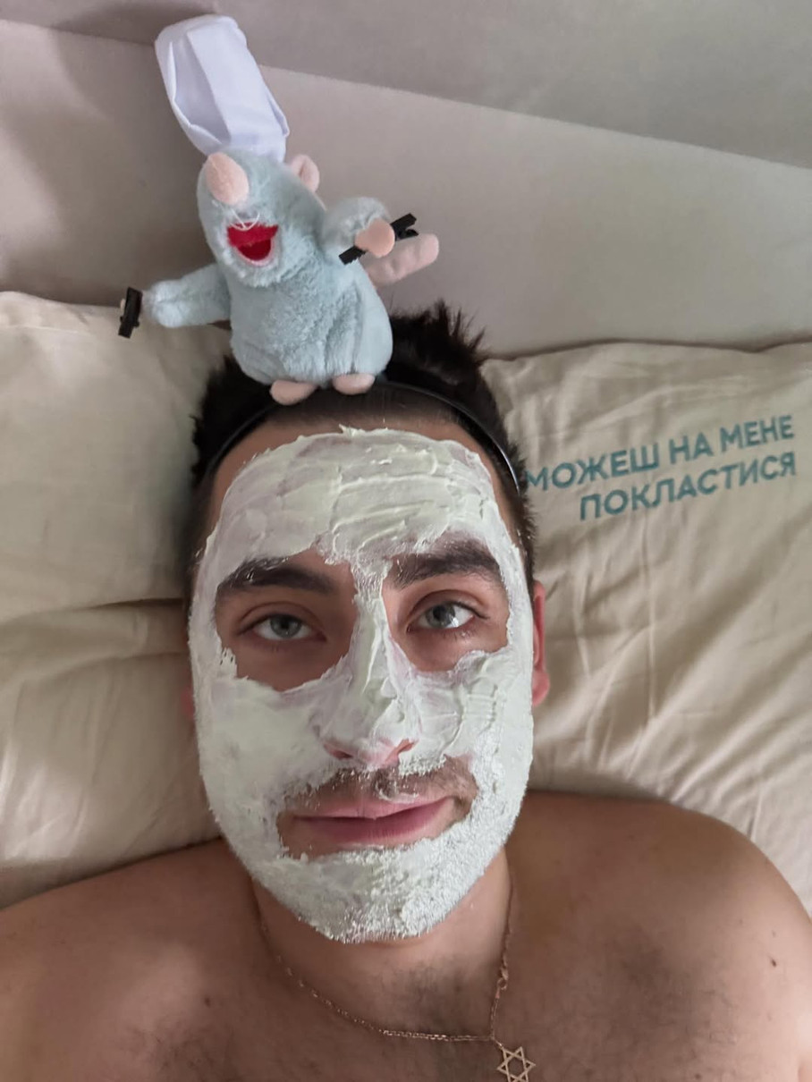 Дружина Фіми Константиновського показала його з маскою на обличчі