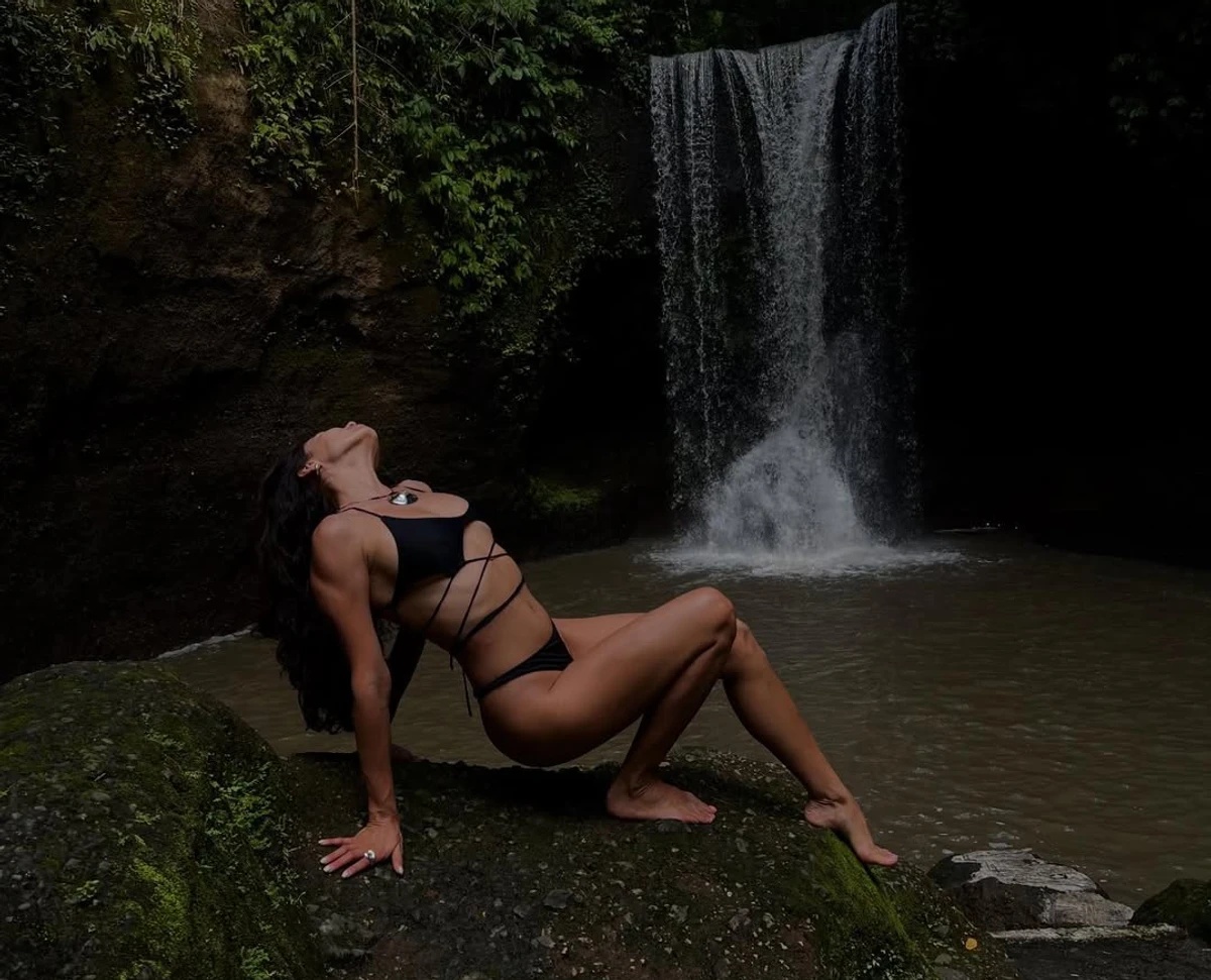 Мішель Андраде у купальнику повигиналася коло водоспаду