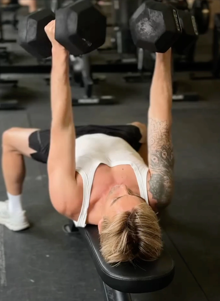 Алан Бадоєв потренувався у залі з гантелями