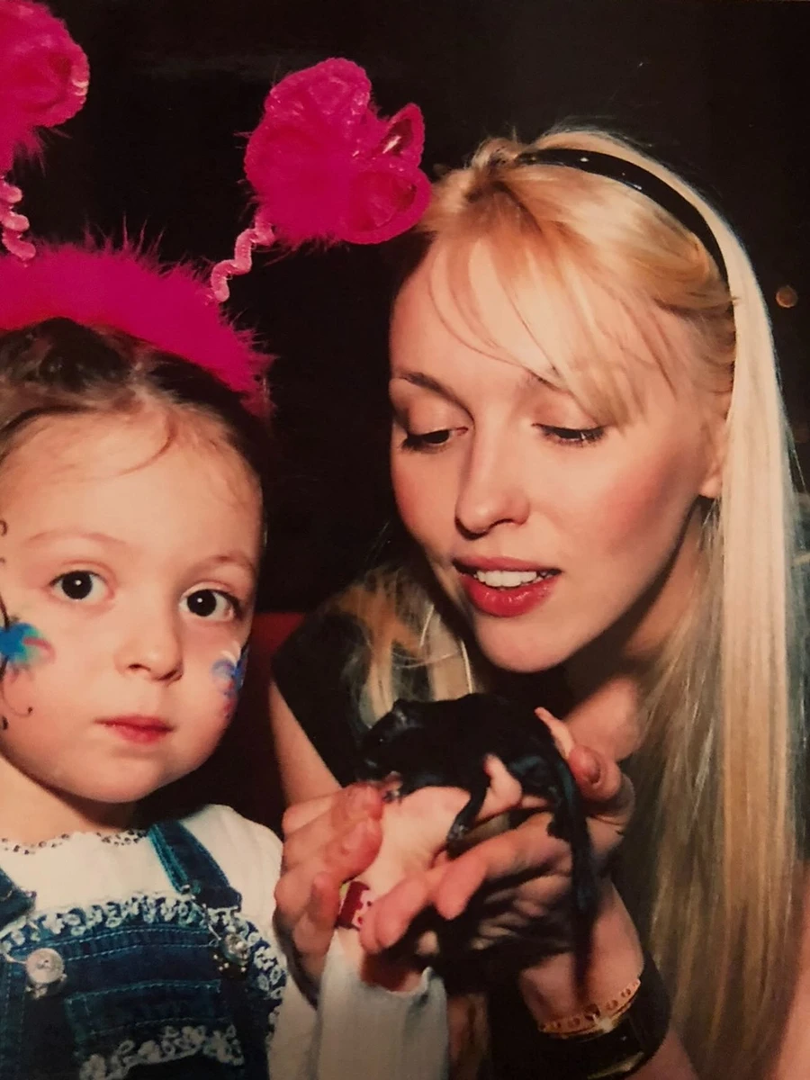 Оля Полякова з маленькою дочкою