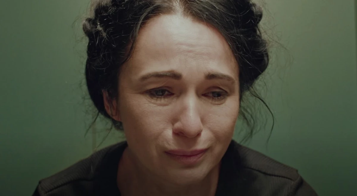 Лише опинившись на самоті, жінка не стримує емоцій від повернення додому