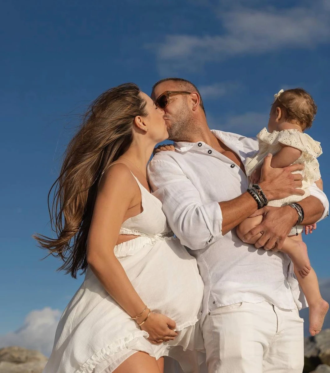 На фото Саша з чоловіком і старшою донькою