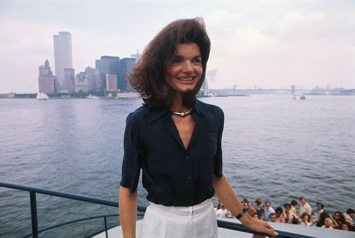Вроджена вишуканість та стиль Джекі, як її часто називали, допомогли культивувати імідж Кеннеді як родини old money