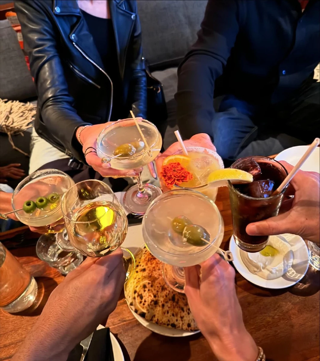 Алессандра не відмовить собі у келиху Мартіні