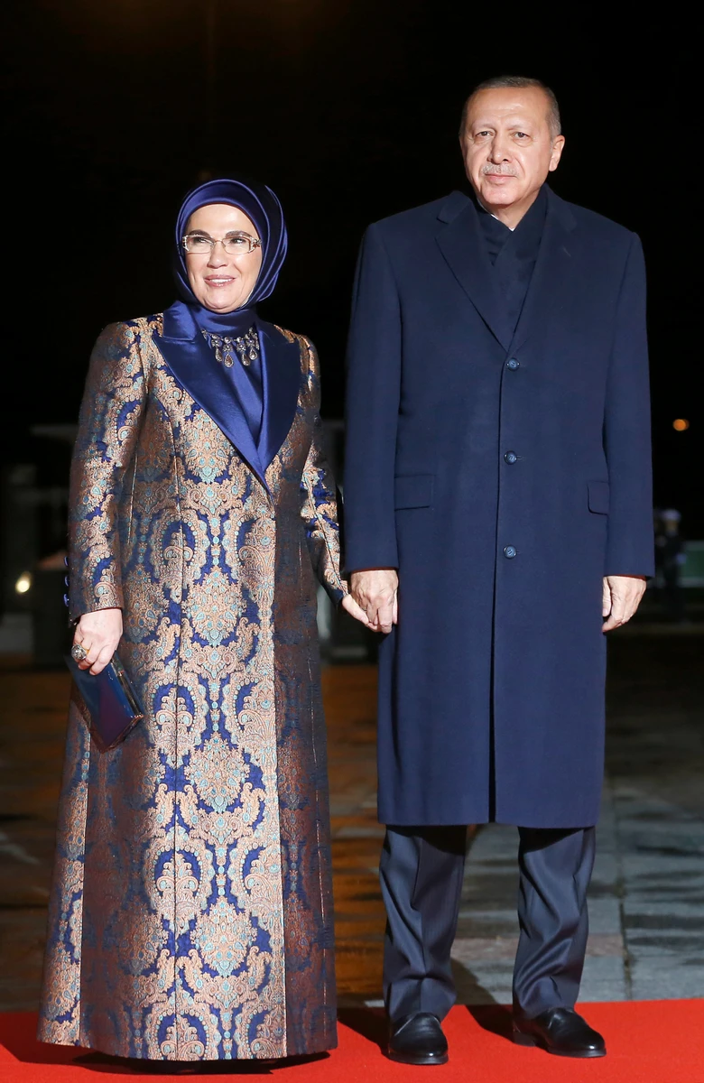 Тут пані Еміне обрала ошатне пальто у якості верхнього одягу. Глибокий принт з акцентом на сині кольори додав цьому образу вишуканості