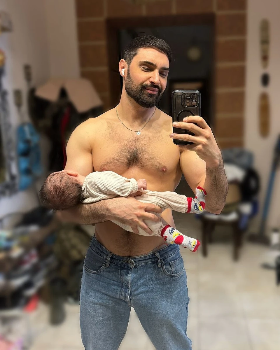 Нещодавно співак розповів, що його син вимовив перше слово та посміхнувся